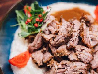 Рвана яловичина з пюре селери і соус деміглас (350г)