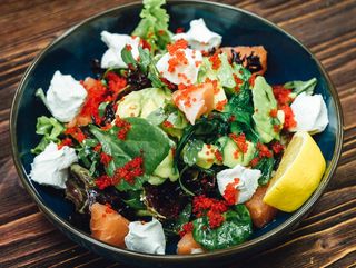 Салат з малосольної сьомги і крем сир