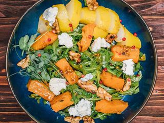 Салат з гарбузом, карамелізваними горіхами, грушею, та сиром Дорблю (300г)