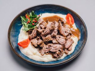 Рвана яловичина з пюре селери і соус деміглас (350г)