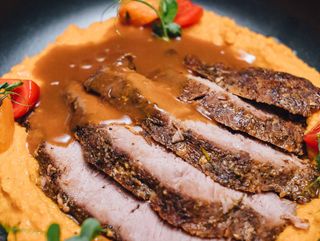 Томлена телятина з гарбузово-трюфельним пюре (350г)