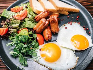 Яєчня глазунья з помідорами та сосисками