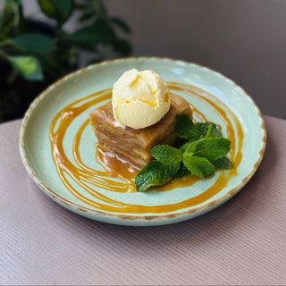 Яблучний пай з карамельним соусом та морозивом