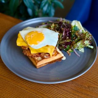 Вафлі зі шніцелем та яйцем