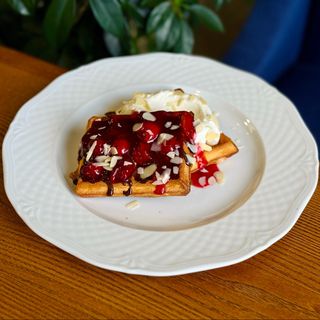 Вафлі з вишнею та сметанковим кремом