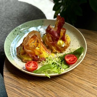 Яйця пашот на дерунах з беконом