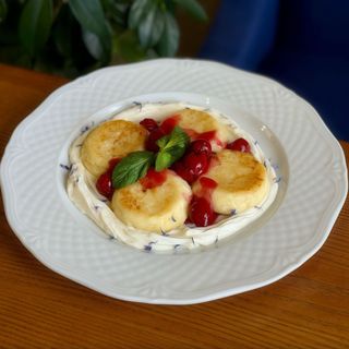 Сирники з вишневим кюлі 