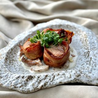 Свинні медальйони з соусом з лісовими грибами
