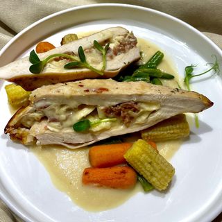 Куряча грудка фарширована