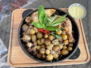 Курча з молодою печеною картоплею