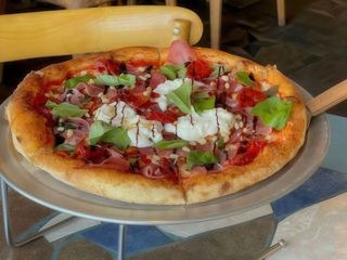 Піца з прошутто коппа та страчателлою