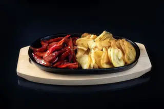 Сковорідка з мисливськими ковбасками