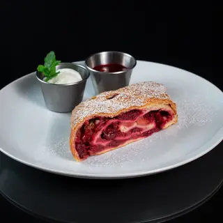 Штрудель вишневий (220г)