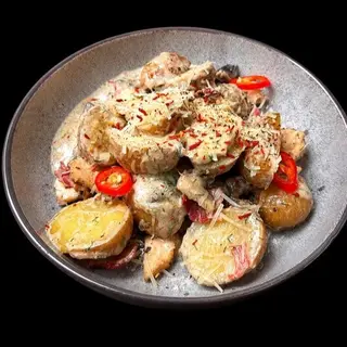 Молода картопля з жульєном , куркою та беконом 450г