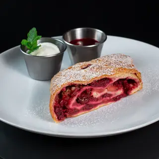 Штрудель вишневий (220г)