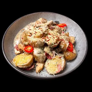 Молода картопля з жульєном , куркою та беконом 450г