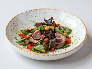 Салат  з ростбіфом, вʼяленими томатами та курагою