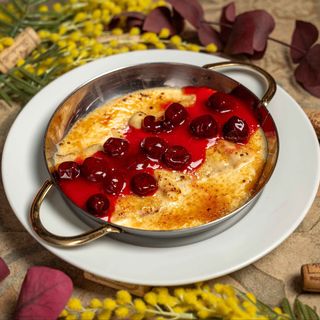 Мамині млинці під заварним кремом з вишневою поливкою (400 гр)