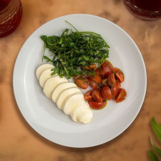 Салат Капрезе (250г)