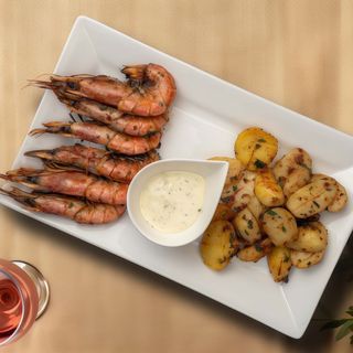 Креветки на мангалі з картоплею та соусом (400г)