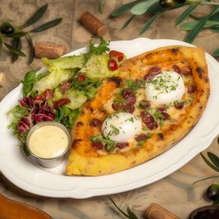 Піцета з мисливськими ковбасками та яйцями пашот (450 гр)