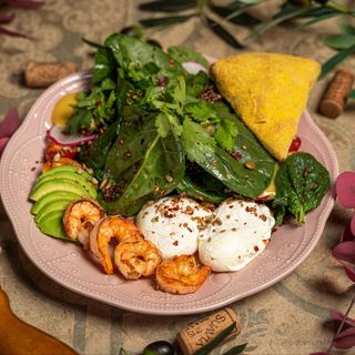 Наш ранковий салат з креветками, кіноа, шпинатом, авокадо та в’яленою журавлиною (450 гр)