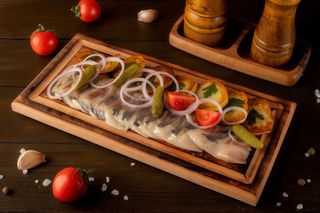 Оселедець із золотистою картоплею та корнішонами (240г)