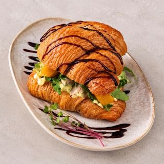 Круасан з куркою та печеним гарбузом