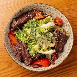 Теплий салат з телятиною