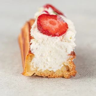 Еклер з кремом маскарпоне та ягодами