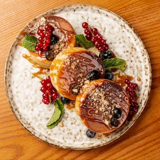 Панкейки з карамеллю та сезонними ягодами