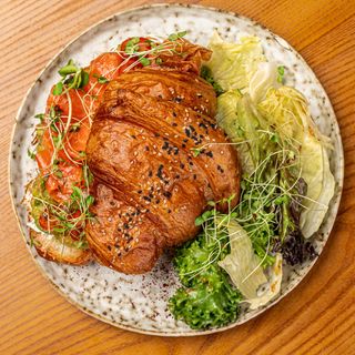 Тост з гуакамоле і лососем