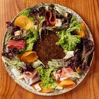 Салат з соковитою хурмою та горгонзолою