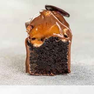 Брауні з карамеллю та горіхами