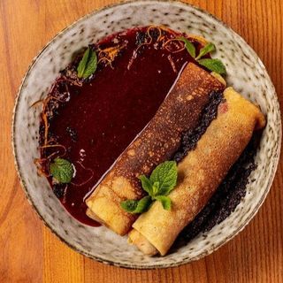 Млинці з різдвяною кутею та вишнево-винним соусом