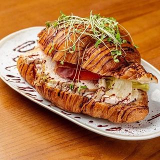 Круасан з фетою та куркою