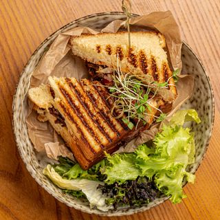 Сендвіч з рваною яловичиною