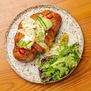 Тост з гуакамоле і яйцем пашот