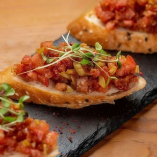 Брускети з канкасе та в'яленими томатами