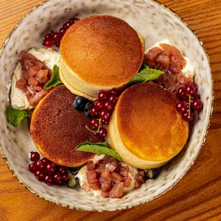 Цитрусові панкейки з грушево-яблучним чатні  