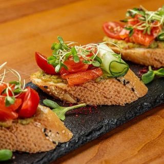 Брускети з гуакамоле та лососем