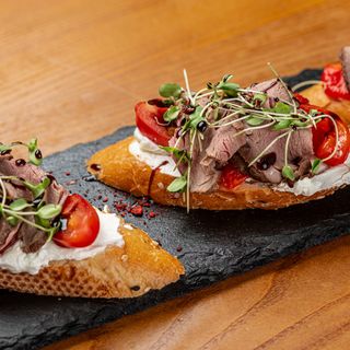 Брускети з ростбіфом та печеним перцем
