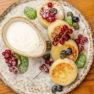 Сирники з сезонними фруктами