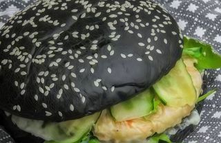 Чорний бургер з тигровою креветкою (340г)