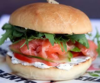 Бургер Максі з лососем (350г)