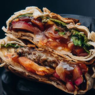 Бургер в лаваші зі свининою