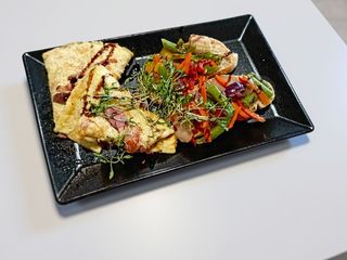 Омлет з беконом та брускетами з мікс овочами (210 гр)