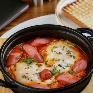 Шакшука з сосисками та овочами