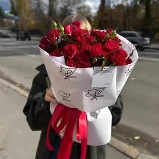 15 кущових троянд в упакуванні