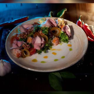 Салат з ростбіфом та томленою грушею